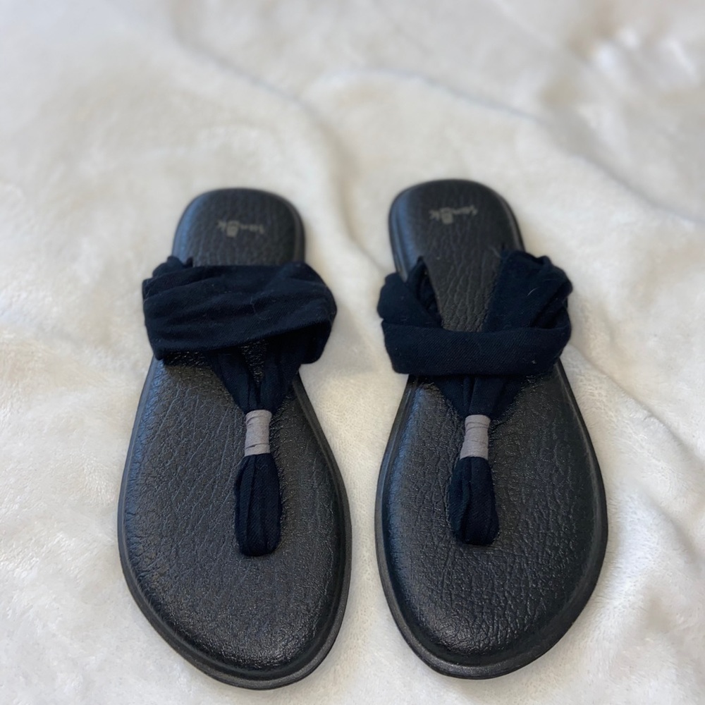 All black Sanuks.